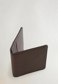 Brun læderpung med en tekstureret overflade, der har flere kortlommer og et fold-over design. Kanter er pænt syet.
