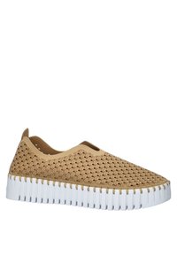 Instap schoen in tan met een textuur bovenwerk dat een golvend patroon heeft en een witte rubberen zool met horizontale groeven.