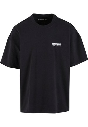 Sort bomulds T-shirt med korte ærmer, rund hals og et hvidt broderet logo på venstre bryst, med en løstsiddende pasform.