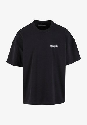 Sort bomulds T-shirt med korte ærmer, rund hals og et hvidt broderet logo på venstre bryst, med en løstsiddende pasform.