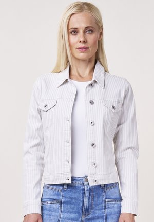 Hellgraue gestreifte Denimjacke mit einem Kragenhals, Knopfverschluss und zwei vorderen Taschen, in einer taillierten Silhouette gestylt.