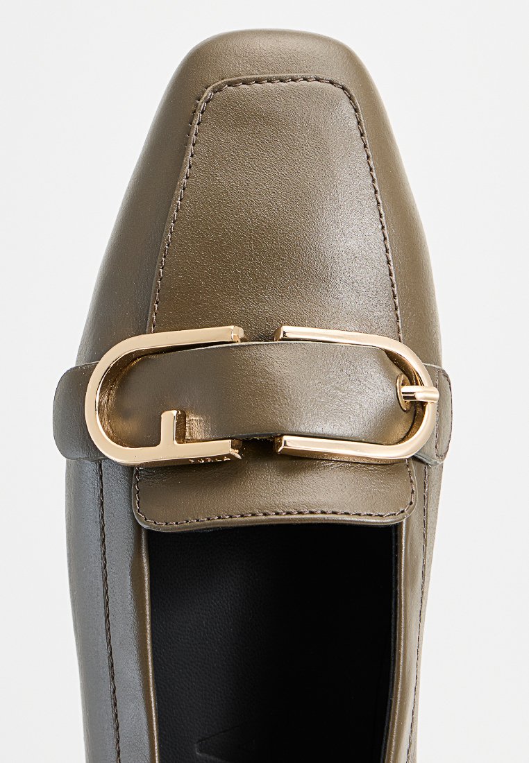 Mocassin en cuir vert olive avec un bout carré et un détail en boucle métallique dorée sur le dessus.