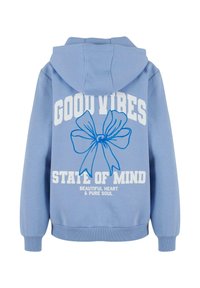 Blå hettegenser med et frontgrafikk som har hvit tekst "GOOD VIBES STATE OF MIND" og et blåt bånddesign. Myk stoff med ribbede mansjetter.