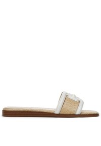 Sandal in tela bianca con una tomaia in paglia intrecciata caratterizzata da una finitura testurizzata, un dettaglio a fiocco prominente e una suola in legno liscia.