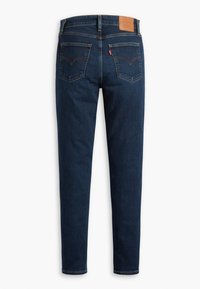Dunkelblaue Denim-Jeans mit schlanker Passform, ausgestattet mit einem hellbraunen Lederetikett auf der Rückseite und klassischen Stickdetails an den hinteren Taschen.
