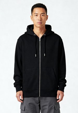 Zwarte zip-up hoodie met een voorkompakt, verstelbare trekkoordkap en ribgebreide manchetten. Gemaakt van zachte stof met een gladde textuur.
