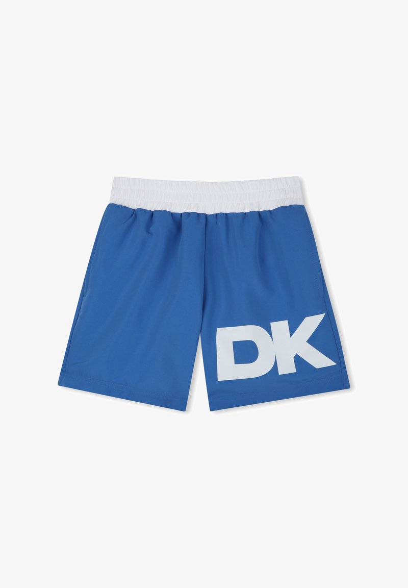 Blauwe sportshorts met een witte elastische tailleband. Kenmerkend is het grote witte "DK" logo op het rechteronderbeen. Glad stoftextuur.