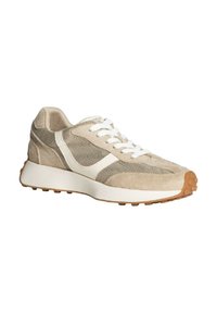 Zapatilla deportiva beige con parte superior de ante y paneles de malla. Presenta acentos blancos, cordones redondos y una suela de goma texturizada.