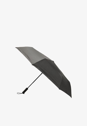 Kompaktowa czarna parasolka z prostą rączką i pętlą na nadgarstek, całkowicie otwarta i lekko pochylona w dół na białym tle.