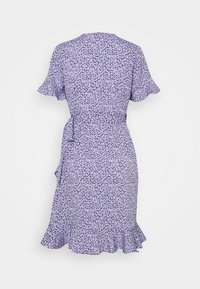 Robe portefeuille fleurie violette avec manches courtes à volants, taille ceinturée et ourlet évasé, présentant un motif de tissu léger et texturé.