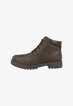 Botte chelsea en cuir marron avec un design à lacets, surface texturée, coutures contrastées et semelle en caoutchouc robuste. Présente un branding subtil.