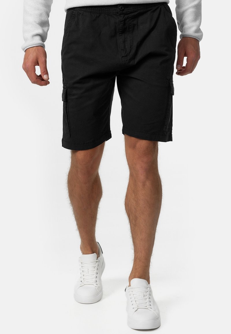 Schwarze Cargo-Shorts mit legerem Schnitt, ausgestattet mit Seitentaschen und einem Knopfverschluss. Hergestellt aus leichtem Material, mit einem sauberen Saum.