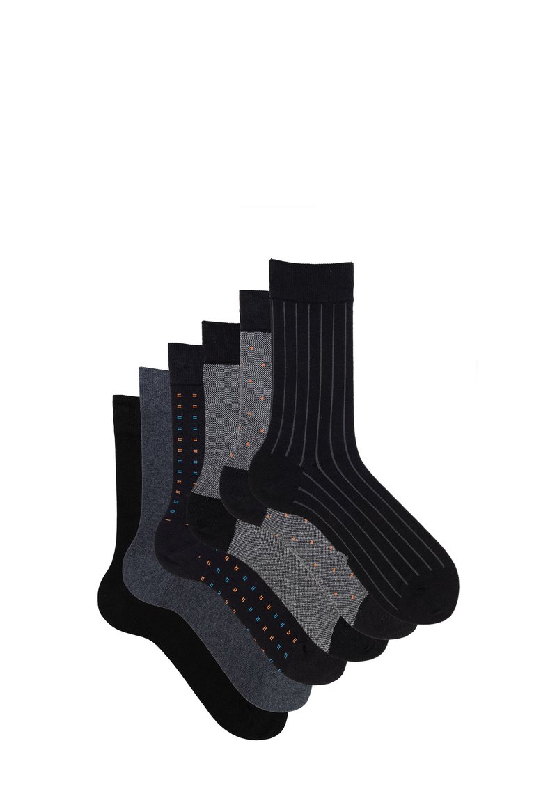 Sechs Paar Socken aus schwarzen, dunkelgrauen und hellgrauen Stoffen. Die Muster umfassen Streifen und Punktdesigns. Die Materialien wirken weich mit elastischen Bündchen.