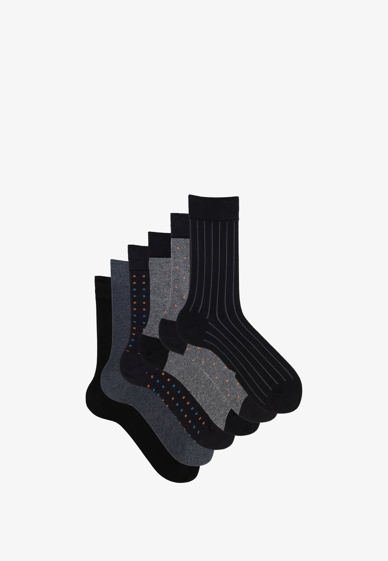 Sechs Paar Socken aus schwarzen, dunkelgrauen und hellgrauen Stoffen. Die Muster umfassen Streifen und Punktdesigns. Die Materialien wirken weich mit elastischen Bündchen.