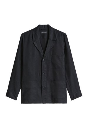 Schwarze langärmelige Jacke mit Knopfleiste, Reverskragen und drei Vorderseitentaschen, flach ausgelegt mit Markenetikett am Krageninneren.