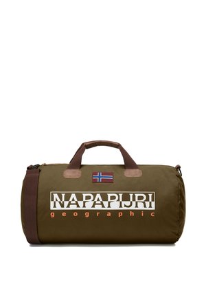 Oliwkowa torba typu duffel marki Napapijri z brązowymi uchwytami, regulowanym paskiem na ramię i naszywką z norweską flagą z przodu.
