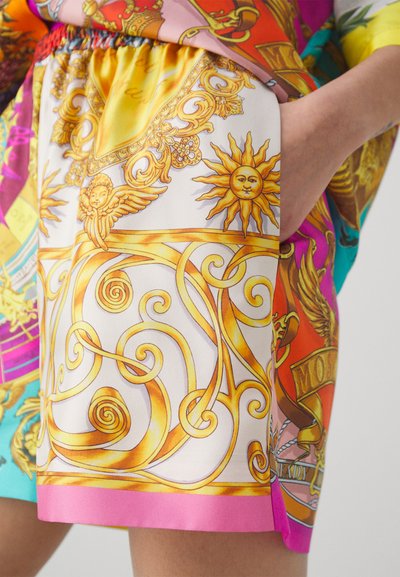 Färgglad silkedress med invecklade gyllene barockmönster, som har virvlande designer, solmotiv och en rosa kant. Inkluderar sidofickor.