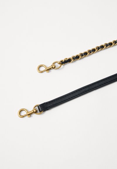 Sangle en cuir noir avec quincaillerie en ton or, présentant un design en chaîne tressée et deux fermoirs à homard aux deux extrémités.