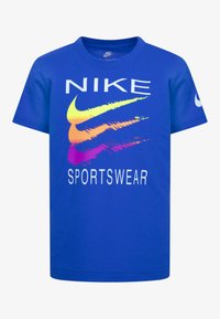 Modrá bavlnená tri�čko s bielym logom Nike a farebným grafickým dizajnom so škrtmi, pod logom je nápis "SPORTWEAR".