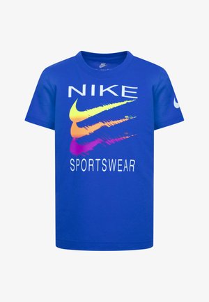 Camiseta de algodón azul con un logo blanco de Nike y un diseño gráfico multicolor con líneas diagonales, etiquetado como "DEPORTIVO" debajo del logo.