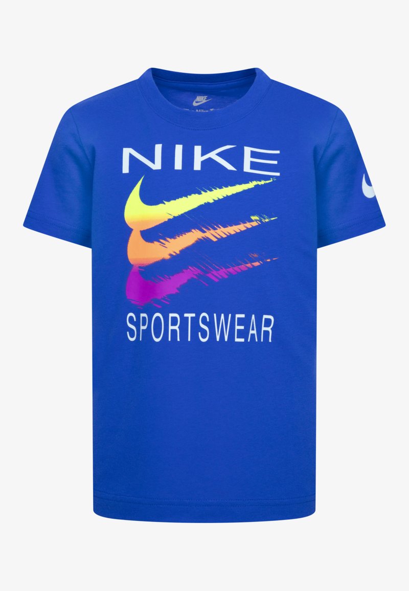 Modrá bavlnená tričko s bielym logom Nike a farebným grafickým dizajnom so škrtmi, pod logom je nápis "SPORTWEAR".