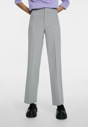 Grijze gestreepte broek met een rechte pijpdesign. Gemaakt van stof met een gladde textuur, met een hoge taille en een slank silhouet.