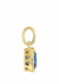 Ciondolo dorato con una pietra blu incastonata in una base rotonda. La base presenta fori a forma di cuore e un anello per appenderlo. Marcato "Ag 925".