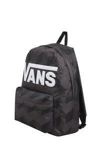 Mochila negra con patrón geométrico, logo blanco en el frente, amplio bolsillo en la parte delantera, correas acolchadas y tela texturizada.