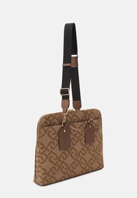 Borsa per laptop in tessuto marrone con motivo geometrico, dettagli in pelle, doppio manico superiore e tracolla nera regolabile. Dettaglio con cerniera dorata.