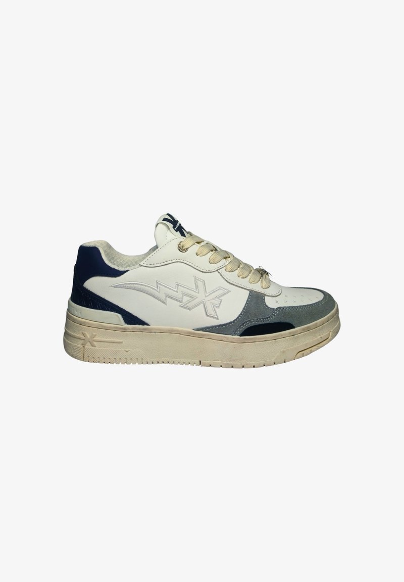 Weiße und marineblaue Ledersneaker mit einem grauen Wildlederpaneel, ausgestattet mit einer Gummisohle, Schnürverschluss und dekorativen Nähten.