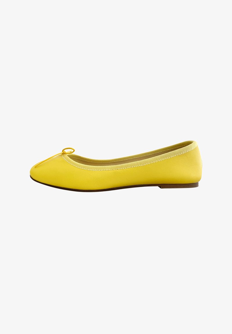 Geel balletflat met een ronde neus, glad synthetisch materiaal, een klein strikaccent op de neus en een lage bruine zool.