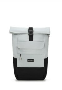 Sac à dos enroulable gris en matériau durable avec un fond noir, comportant une poche zippée à l'avant et une fermeture à boucle. Étiquette de la marque visible.