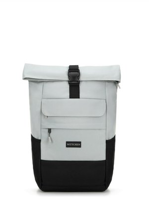 Zaino grigio a roll-top realizzato in materiale resistente con fondo nero, dotato di una tasca frontale con zip e chiusura a fibbia. Etichetta del marchio visibile.