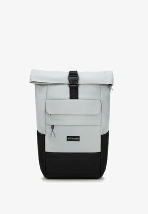Zaino grigio a roll-top realizzato in materiale resistente con fondo nero, dotato di una tasca frontale con zip e chiusura a fibbia. Etichetta del marchio visibile.