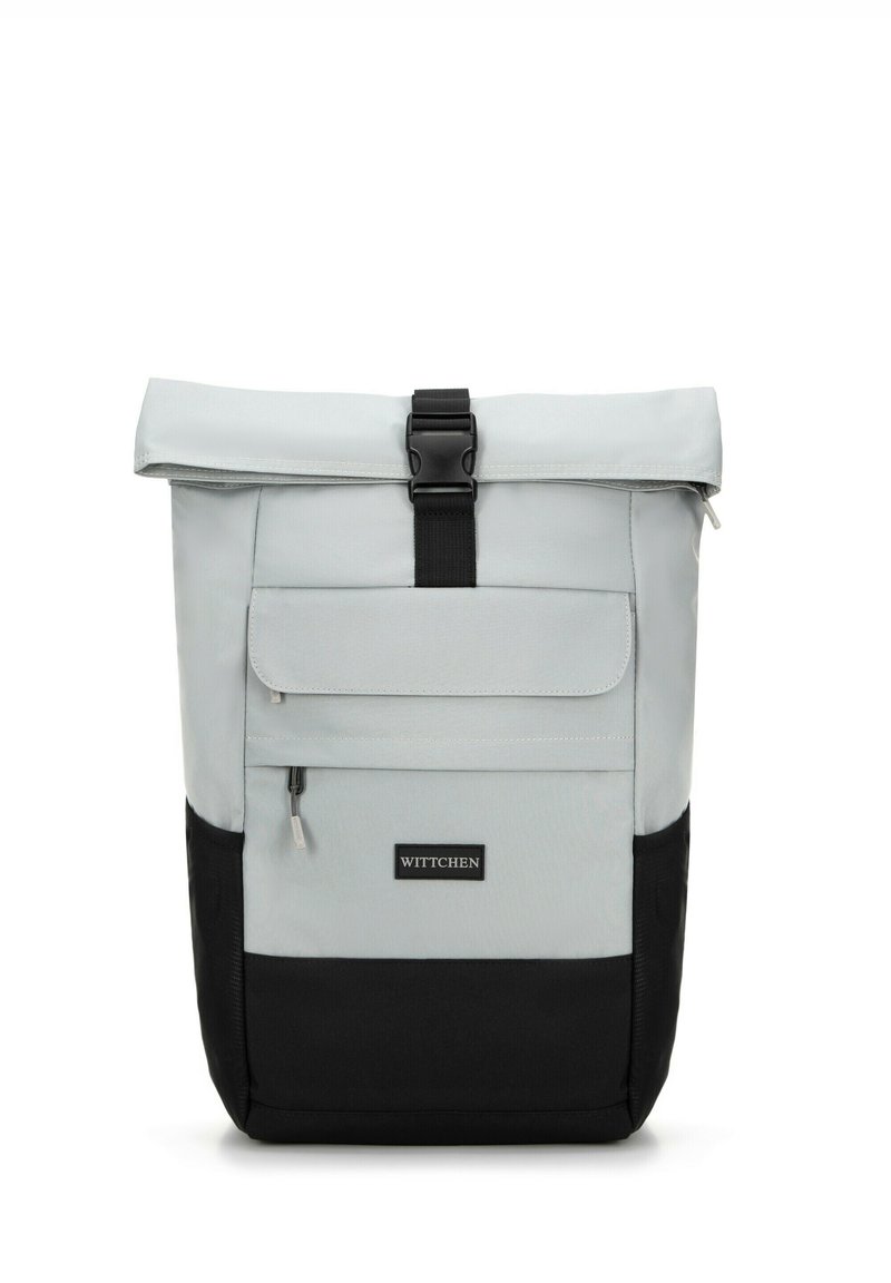 Sac à dos enroulable gris en matériau durable avec un fond noir, comportant une poche zippée à l'avant et une fermeture à boucle. Étiquette de la marque visible.
