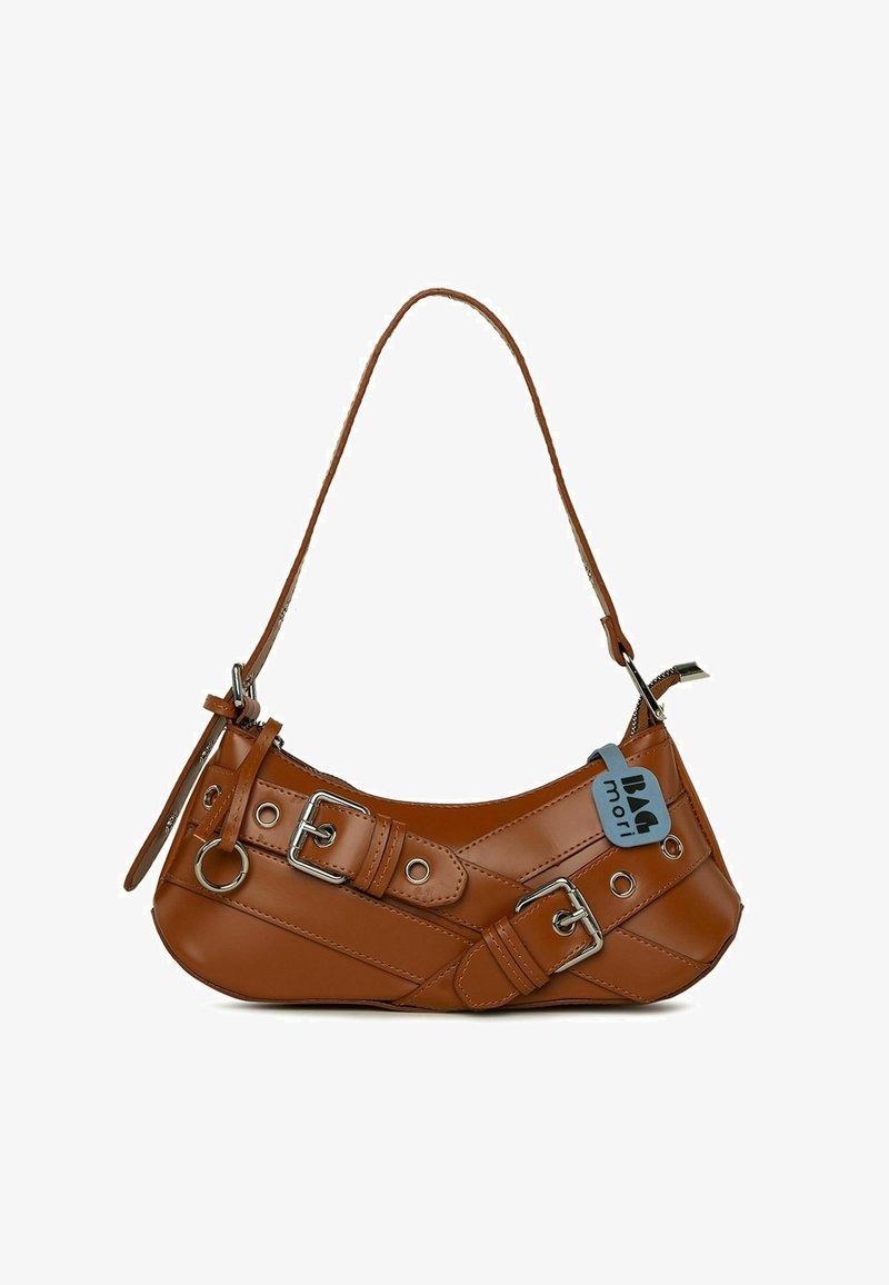 Sac à épaule en cuir synthétique marron avec une sangle réglable, doté d'accents en boucle et d'une petite étiquette de logo. Texture lisse et design incurvé.