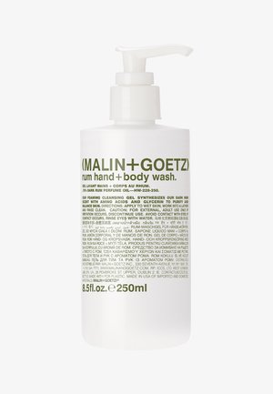 Malin+Goetz Rum Hand- und Körperwaschmittel in weißer Pumpspenderflasche mit grünem Text, 250 ml, betont den Duft von dunklem Rum und die reinigenden Eigenschaften.