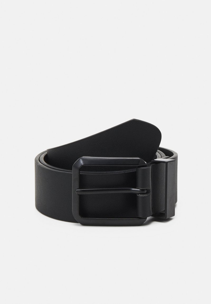 Ceinture en cuir noir avec une boucle en métal noir mat, présentant une surface plate et lisse et une extrémité effilée. Design simple sans embellissements.