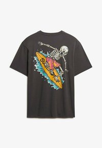 Camiseta de manga corta gris oscuro con un gráfico colorido de un esqueleto surfeando en una tabla de surf amarilla, con olas azules y pantalones cortos rosas.