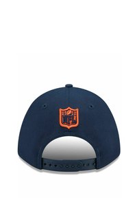 Marineblaue Baseballmütze mit verstellbarem Riemen, mit einem gestickten orangen NFL-Logo auf der Rückseite. Glattes Material und strukturierte Form.