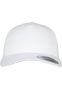 Căciulă albă snapback cu un vârf structurat, material neted și o margine curbată. Are un etichetă de accent argintie pe vizor.