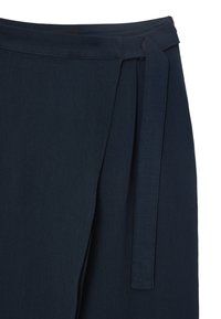 Marineblaue Wickelröcke mit glatter Textur, seitlichem Bindebandverschluss und sauberem Stich an Taillenbund und Saum.