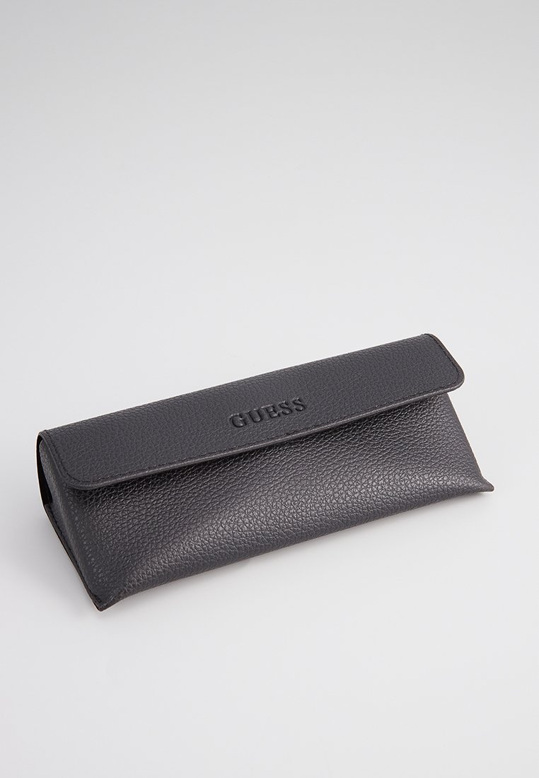 Pocchetto in pelle nera con texture e chiusura a pattina. Presenta un logo in rilievo sulla parte anteriore, forma rettangolare e interno liscio.