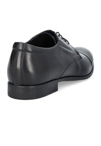 Czarne skórzane buty do garnituru, gładka tekstura, zaokrąglony nos, niski obcas, sznurowana konstrukcja, z subtelnymi detalami haftu po bokach.
