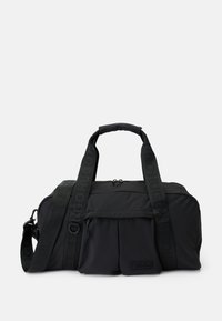 Bolsa de deporte negra de tela con asas dobles, correa de hombro ajustable con la marca "HUGO", bolsillo frontal con cremallera y un pequeño parche de logo en relieve.