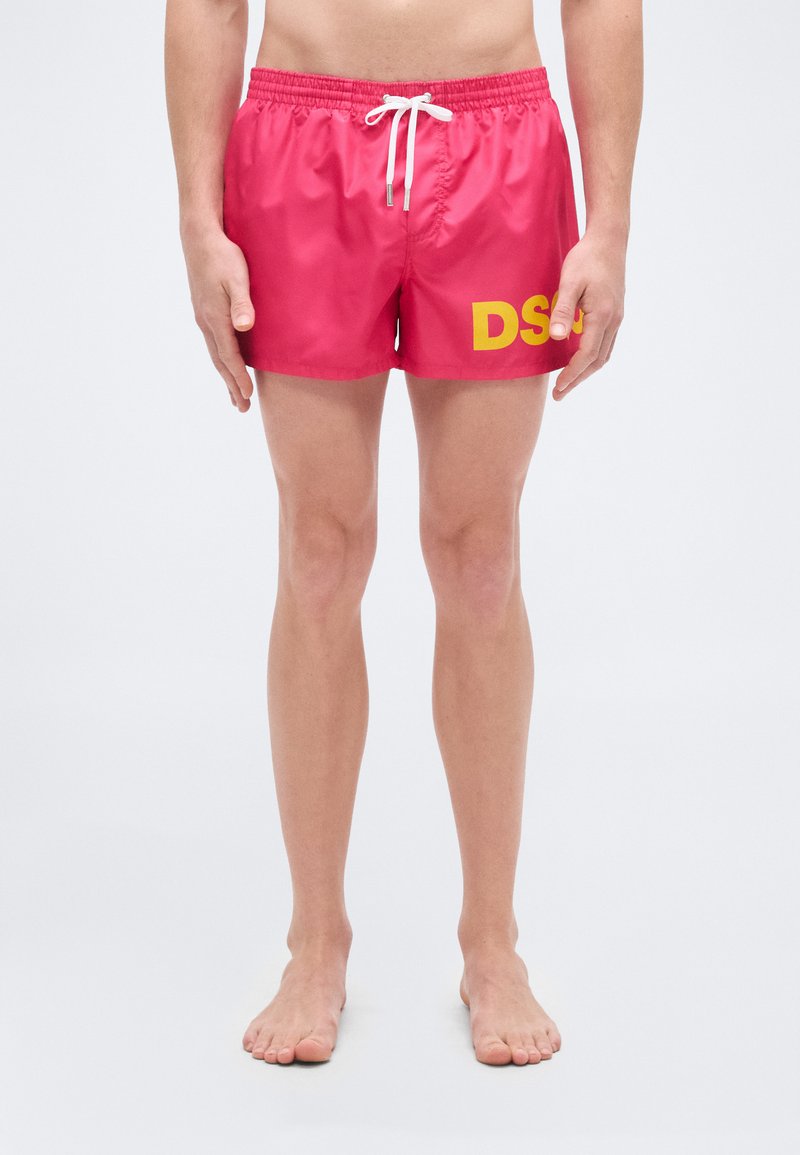 Κόκκινα μαγιό σορτς από ελαφρύ υλι κό, με κορδόνι στη μέση και μεγάλο κίτρινο λογότυπο "DS" στο αριστερό πόδι.