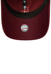 Gorra de béisbol color marrón con visera negra. Presenta un icono de béisbol brillante en el frente y detalles bordados a lo largo de las costuras.
