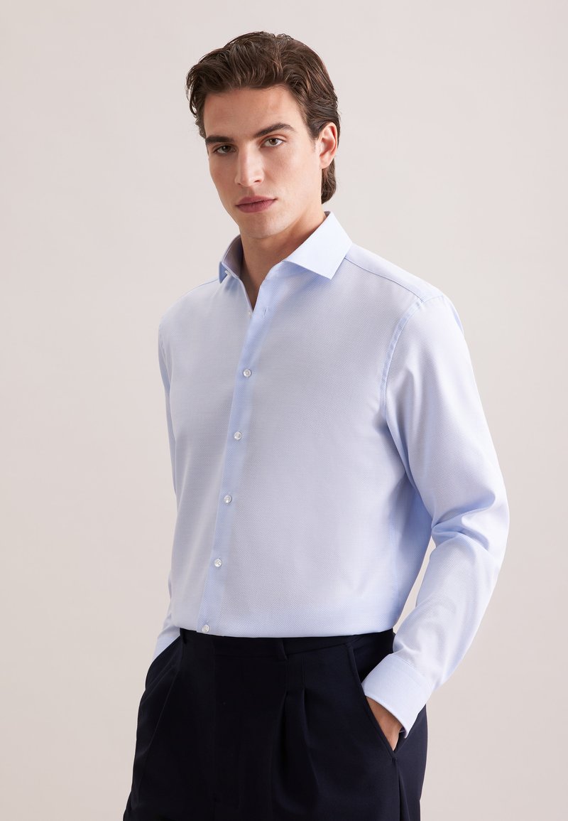 Lichtblauw overhemd met knopen, een gestructureerde kraag, lange mouwen en witte knopen, gemaakt van een gestructureerde stof. Geen patronen of accenten.