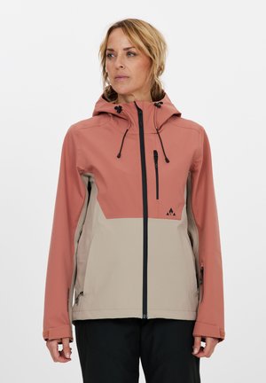 Veste softshell en rose poussiéreux et beige, avec une fermeture éclair à l'avant, une capuche ajustable et des poches zippées noires ; tissu à texture lisse.