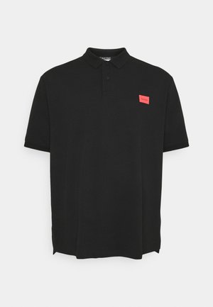 Sort kortærmet polo med krave, to-knaps åbning, sideslidser og lille rødt Calvin Klein-logo på venstre bryst.